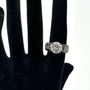 Sterling Silver Cubic Zirconia Ring Size 7 Round Brilliant Side Stones Unique